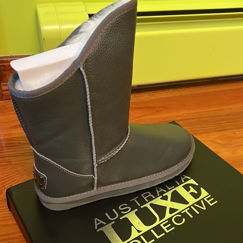 NWT Uggs Luxe short boots